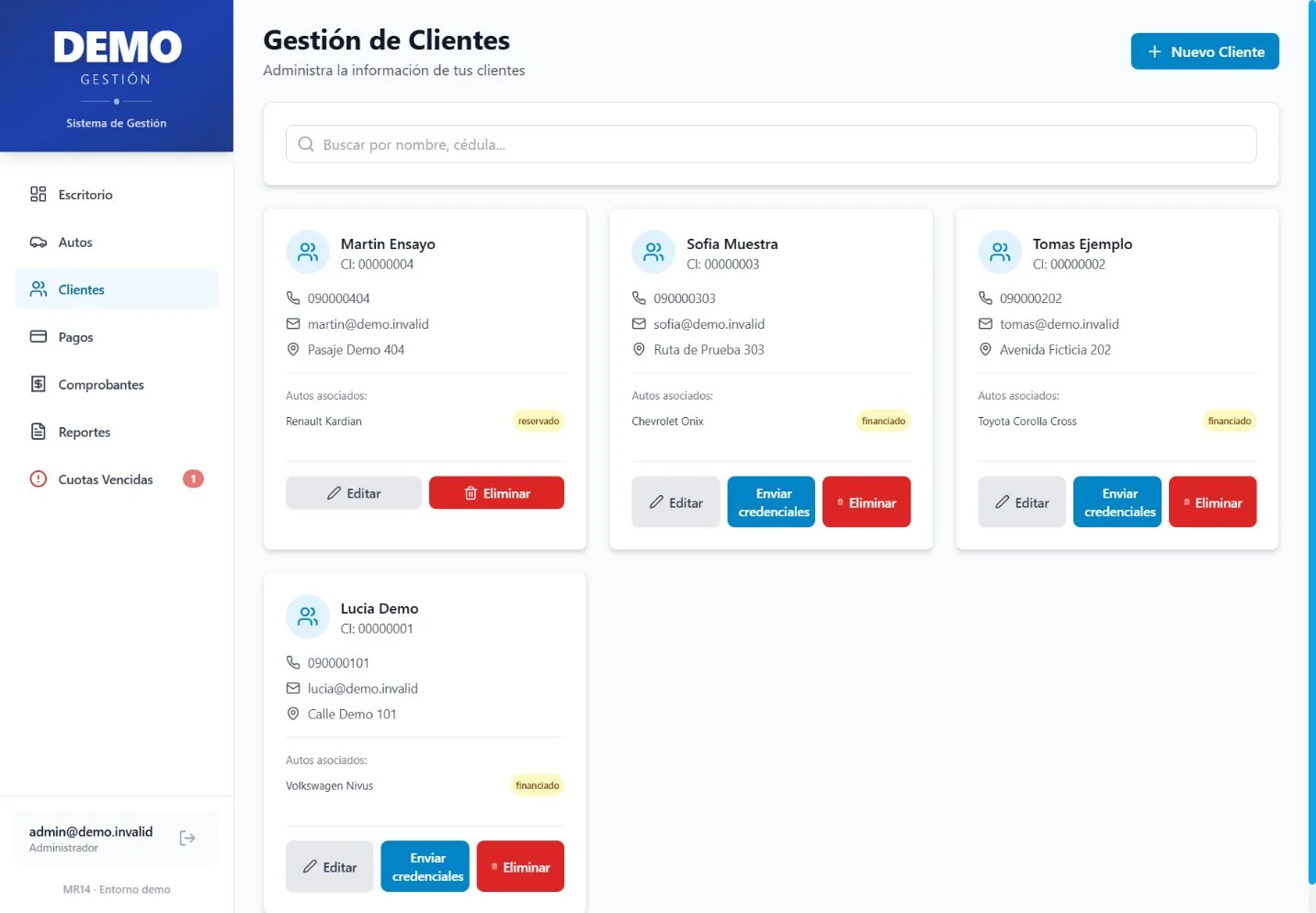 Gestión de clientes con vehículos asociados y datos ficticios