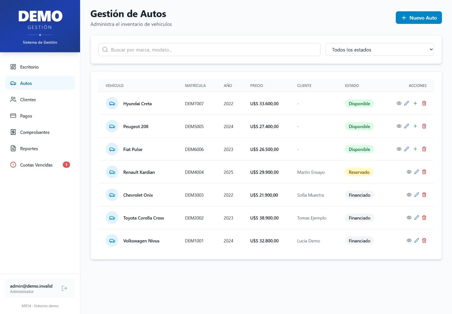 Pantalla de gestión de vehículos con inventario, filtros y estados ficticios